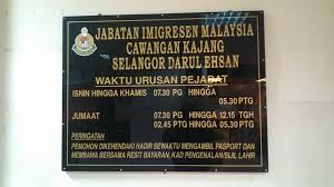 Tindakannya itu mengundang padah apabila dia turut dicekup serta diangkut menaiki lori sebelum dibawa ke pejabat jabatan imigresen malaysia (imigresen) pulau pinang seberang jaya. Waktu Operasi Jabatan Imigresen Pkns Shah Alam Persoalan F