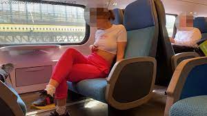 FACCIO UNA SEGA AD UN RAGAZZO IN TRENO - XNXX.COM