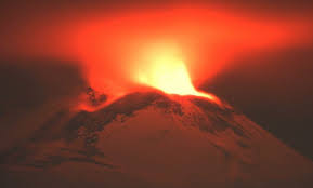 L'etna è un vulcano particolarmente attivo che catalizza l'interesse e la curiosità non soltanto del mondo scientifico, ma anche dei mezzi di comunicazione i quali, spesso. Nuova Spettacolare Eruzione Dell Etna Fontane Di Lava E Nube Alta Chilometri Video E Foto