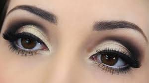 Découvrez les plus belles photos de maquillage des yeux tombants pour observer et apprendre à vous maquiller. Comment Se Maquiller Les Yeux Astuces Et Photos Pour Des Transgenres Feminization French Blog