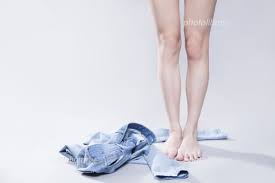 デニムパンツを脱ぐ女性 写真素材 [ 6759624 ] - フォトライブラリー photolibrary