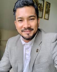 Master Dazu 大树老师- 人生之路是自己走出来的，没有谁能够帮你走下去。你也不需要战战兢兢地害怕黑暗的冷漠，无情地把明天的太阳给吞没掉。  人生的路上，你会遇到排山倒海般的孤独感；撕心裂肺的痛苦，但！到最后，你也会遇见生命的荣耀。 共勉， 大树老师#