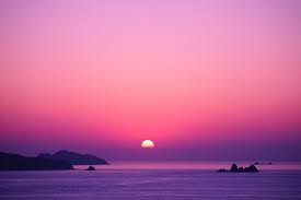 この写真 海のあまりの透明度の高さから船が宙に浮いて見えますよね 絶景好きのあなたならきっとイタリアのランペドゥーザ島では と思ったはず しかし 実はこの写真は日本のあるビーチの写真だったのです ここは高知県にある 柏島 一体 どんな絶景ビーチ