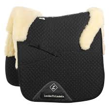 lammfell schabracke mit memoryschaum schabracken loesdau lammfell reitoutfits schabracke