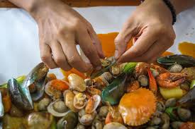 Kata hidayat lagi, awalnya mencoba coba resep masakan baru yang berbahan dasar sea food (kepiting). Menikmati Seafood Tumpah Di Warung Celup Destinasi Bandung