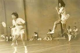 Badminton merupakan sejenis sukan raket yang dimainkan oleh sama ada dua orang pemain persatuan badminton malaysia atau bam telah ditubuhkan pada tahun 1912, iaitu di antara persatuan yang terawal ditubuhkan di dunia. Sejarah Bulu Tangkis Halaman All Kompas Com