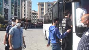 O anlar kamerada park halindeki hafriyat kamyonunun freni boşaldı dükkanlara daldı esenyurt'ta bir sokakta freni boşalan hafriyat kamyonu iki dükkanın duvarına çarparak durabildi. Son Dakika Esenyurt Ta Yabanci Uyruklulara Yonelik Denetim Guncel Haberleri