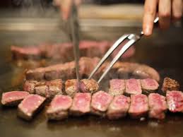 La carne wagyu se caracteriza por una textura marmolada, gracias a su alto contenido de grasa intramuscular, que la hace según el financial times, en el mercado central de tokio, el precio de tan sólo un kilo de wagyu de máxima calidad (a5) costó en promedio 2.919 yenes (alrededor de unos. 9 Restaurants That Serve Real Kobe Beef