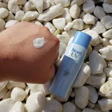 Perfect for humid weather, this does not budge even the slightest! Resenha Biore Perfect Milk Beauty Terapia