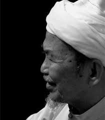 Tuan guru dato' nik abdul aziz nik mat dilahirkan dalam sebuah keluarga yang sangat kuat berpegang kepada ajaran islam di kampung pulau melaka, kota bharu, kelantan pada tahun 1931. Tuan Guru Dato Nik Abdul Aziz Nik Mat Home Facebook