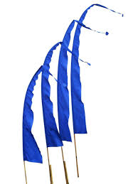 Balifahne In Blau Mit Herzformiger Spitze Umbulfahne Balifahne Fahnen Statuen