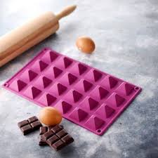 Pratique Incassable Et Anti Adhesif Et Bien Sur Demoulage Optimal Ce Moule 24 Empreintes Pyramide S Habille D Une Belle Cou Chocolat Noel Marmiton Moules