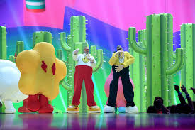 When it comes to reggaeton or current latin music in general, j balvin and bad bunny have been the two artists making the most waves for some time now. J Balvin And Bad Bunny Fly On Stage In Inflatable Suits During Que Pretendes Mtv Vma Performance Entertainment Tonight