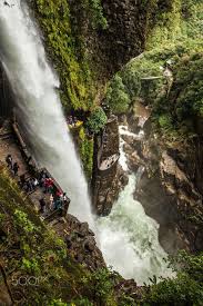 Se la conoce por ser el punto de inicio de las rutas que recorren el tungurahua, un volcán activo situado al sur, y por sus fuentes de aguas termales ricas en minerales. En El Fondo Un Suspiro Esmeralda Sonrio Pailon Del Diablo Rio Verde Banos De Agua Santa Tungurahua Ecuador Outdoor Waterfall Natural Landmarks