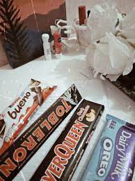 Panaskan dengan perlahan sambil diaduk hingga cokelat meleleh. Aesthetic Chocolate Choco Chocolate Lipbalm Flower Painting Aesthetic Love Silverqueen Dairymilkoreo Toblerone Kinderjoy Toblerone Cokelat Es Krim