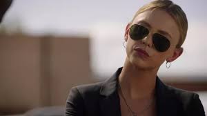 Ray-Ban Aviator Classic Sunglasses worn by Jenna Cameron (Riley Voelkel) as  seen in Roswell, New Mexico TV show wardrobe (S04E02)