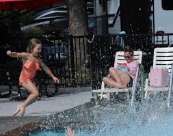 Viral RV couple stops in Pigeon Forge