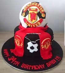 Football shirts made from fondant and are the numbers of the birthday boy's favourite man u players. Customised Cake With Fondant Manchester United Food Drinks Baked Goods On Carousell