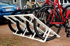 30 Utilisations Creatives De Tuyaux En Pvc Pour La Maison Et Le Jardin La Serre Amovible Est Une Idee Ouffissime Tuyau En Pvc Range Velo Garage Velo