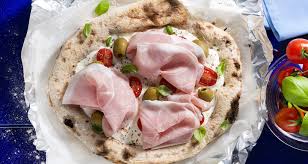 Check spelling or type a new query. Pizza Mit Buffelmozzarella Gekochtem Schinken Und Kirschtomaten