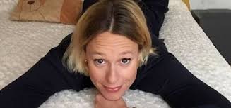 Già da qualche tempo è fedelissima al suo taglio di capelli molto corto: Federica Pellegrini Cambia Look Si Tinge I Capelli Di Rosa Donne Magazine