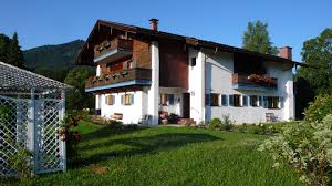 März 2013 wurde hoeneß' haus am tegernsee durchsucht, zuvor hatte das gericht haftbefehl wegen fluchtgefahr erlassen. Wohnungen Landhaus Hoss Bad Wiessee