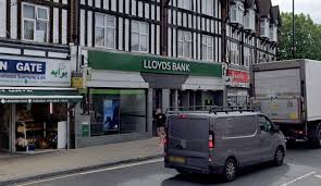 Slough high street is one of the banks belonging to the lloyds bank group. Plans Submitted To Turn Former Lloyds Bank In Worcester Park Into A Starbucks Your Local Guardian