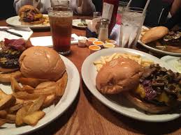 مطعم فدركرز لماذا يجذب محبي الوجبات الأمريكية الشهيرة بالصور والتفاصيل مدينة الرياض