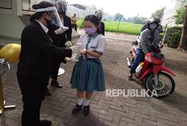 Berisi contoh surat resmi sekolah, perusahaan, permohonan, surat resmi undangan. Saat Pembagian Raport Siswa Tetap Di Rumah Republika Online