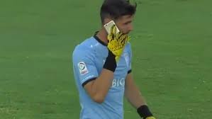 Matías ezequiel dituro curto , argentina) is an argentine goalkeeper currently playing for universidad católica of the primera división in personal information. Futbol Internacional Le Tiran Un Movil No Es De Los Baratos A Un Portero Y Se Pone A Hablar Por El Marca Com