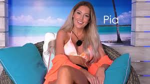 While that's obviously a huge bummer, it also makes now the perfect time to check in on the couples from season 1 of love island: Love Island 2020 Granate Pia Zieht In Die Villa Ein