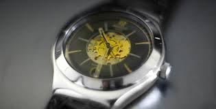 Elle est dotée d'un mécanisme automatique enfouie dans un boîtier en acier argentée inoxydable. Swatch Automatique L Anti Smartwatch Jeromep Net