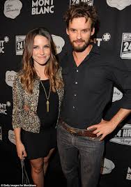 Jun 23, 2021 · sophia bush made a decision not to flaunt her private life after growing frustrated with fame. Sophia Bush Admits That She Dated A Couple Of The Wrong Guys Daily Mail Online