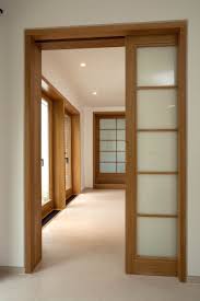 Simple Wooden Frame For Wide Sliding Interior Doors In Minimalist House Hallway With White Wall Deuren Interieur Schuifdeuren Schuur Franse Binnendeuren