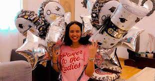 أمين معلوف صحفي وأديب لبناني ، ولد في بيروت عام 1949، درس علم الاجتماع في بيروت ،تزوج أمين معلوف من أندريه معلوف وأنجب ثلاث أبناء ، ويقيم حالياً في فرنسا عمل بالصحافة في. Ù†Ø³Ø±ÙŠÙ† Ø£Ù…ÙŠÙ† ØªØ­ØªÙÙ„ Ø¨ØªØ®Ø±Ø¬ Ø§Ø¨Ù†ØªÙ‡Ø§ ØµÙˆØ±