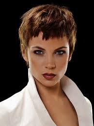 Sur le devant ouvre le regard et donne de la … coupe courte effilée avec une frange déstructurée coiffure courte destructurée … Coiffure Tra S Effila C E Beaux H