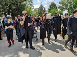 Cătălin botezatu şi ramona bădulescu, mistuiţi de durere. DeclaraÈ›ia FÄƒcutÄƒ De CÄƒtÄƒlin Botezatu Ala Inmormantarea Lui RÄƒzvan Ciobanu Suntem SortiÈ›i Pieirii È™i Cu ToÈ›ii GreÈ™im Libertatea