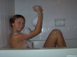 Anja in der Badewanne - Nackte Frauen Bilder