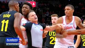 Jabari Smith Jr and Kris Dunn started a fight and both started throwing  punches at each other 😳