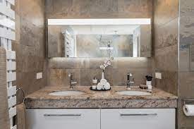 Sie haben ein großes badezimmer? Der Moderne Waschtisch Mit Einer Massiven Marmorplatte Enthalt Viel Stauraum Badezimmer Bad Waschtisch Badsanierun Waschtisch Bad Waschtisch Badezimmer Wand