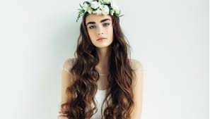 Acconciatura sposa con capelli medi sciolti e fiori a coroncina per un look country chic. Acconciature Sposa Coi Capelli Lunghi Le Tendenze 2018
