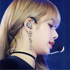 Her Earpiece Was Custom Made Which Solo Dance Of Lisa S Do You Like Best Korean Fashion Kpop Inspired Outfits Earpiece Bling Phone Cases