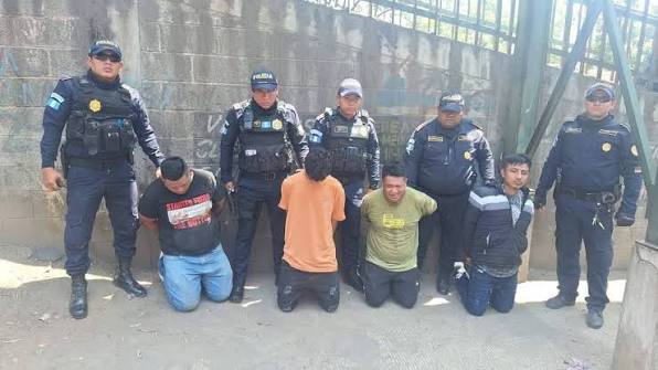 NacionalesAGN | La PNCdeGuatemala reportó la captura de cinco presuntos integrantes de la banda de robo de vehículos "Los Poffets", en el oriente del país. 🖊️ Daniel Coromac