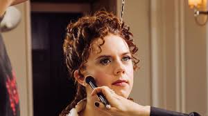 Cole Escola sur Tony Drama et leur Cendrillon-Meet-Bernadette Peters  regardent les Tony Awards 2025