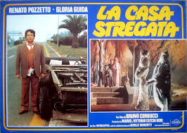 In attesa delle nozze, una coppia di fidanzati milanesi s'installa in un villone sull'appia antica, affittato a prezzi stracciati perchè abitato da un fantasma molesto e burlone. La Casa Stregata 1982