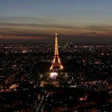 埃菲爾鐵塔 eiffel tower 亮起燈光 戰神廣場舉辦音樂會慶祝法國國慶日 法國 france 巴黎 paris 法國國慶日又稱巴士底日bastille day 是為了紀念1789年7月14日巴黎人民攻克象徵封建統治的巴士底獄 paris skyline eiffel