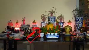 Đặt tiền thật lên ban thờ thắp hương ...