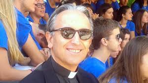 Este sacerdote busca pareja a jóvenes católicos a través de whatsapp