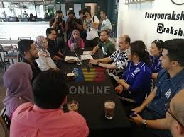 Ia adalah mantan anggota parlemen untuk setiawangsa 1 di kuala lumpur dan anggota mahkamah tertinggi pada united malay national. Buletin Tv3 Calon Bn Tan Sri Zulhasnan Rafique Tiba Di Facebook