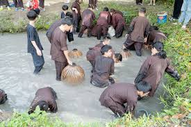 🎣🌿 TÁT MƯƠNG BẮT CÁ LÓC – TRẢI NGHIỆM “CHẤT LÒNG MIỀN TÂY” TẠI MỸ KHÁNH  🌿🎣 Bạn đã bao giờ thử lội mương, vạch cỏ, dùng tay bắt từng con cá